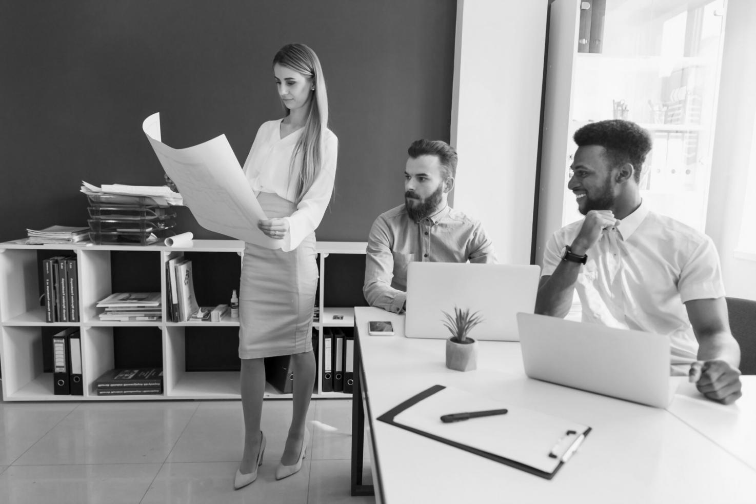 Professionista durante una sessione di formazione sulla comunicazione finanziaria