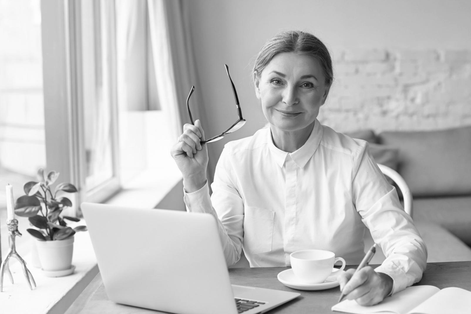 Gruppo di professionisti durante un workshop pratico di comunicazione finanziaria